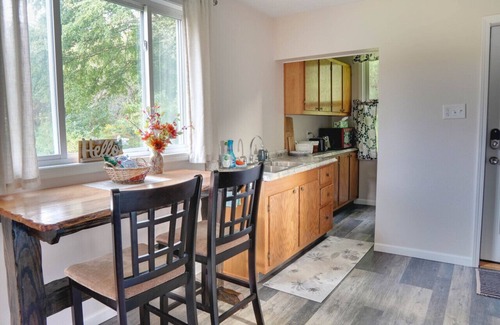 Spangler House | Cozy & Peaceful 3BR Retreat – Porch, Creek Sounds & Wildlife Views