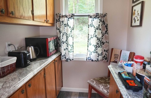 Spangler House | Cozy & Peaceful 3BR Retreat – Porch, Creek Sounds & Wildlife Views