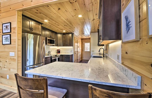 New Vineyard Cabin | Cozy & Peaceful Waterfront Cabin on Porter Lake!