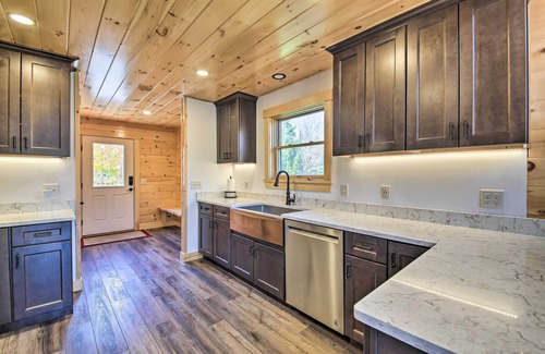 New Vineyard Cabin | Cozy & Peaceful Waterfront Cabin on Porter Lake!