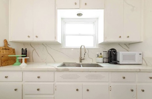 Peninsula Cottage | Cozy Peninsula Beach Cottage for two - steps to the sand