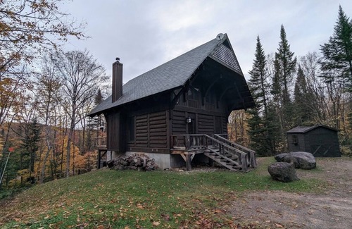 Lac-Superieur Ski Chalet | Cozy Pet-Friendly Chalet Noellie in Cote Nord Tremblant with spa, deck, ski