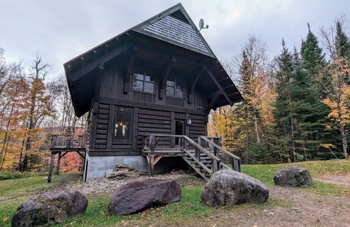 Lac-Superieur Ski Chalet | Cozy Pet-Friendly Chalet Noellie in Cote Nord Tremblant with spa, deck, ski