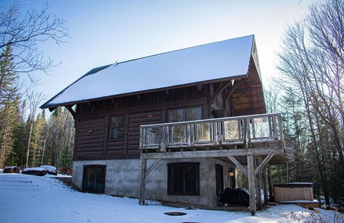 Lac-Superieur Ski Chalet | Cozy Pet-Friendly Chalet Noellie in Cote Nord Tremblant with spa, deck, ski