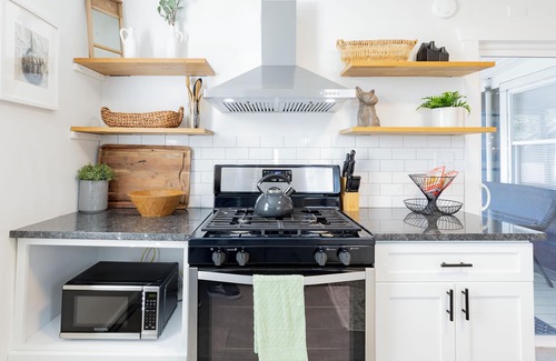Villas Cottage | Cozy Pet-Friendly Beach Cottage 2 Blocks from the Bay