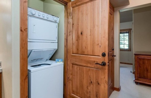 Tamarack Ski Chalet | Cozy Pet Friendly Cottage with POMA lift access | Vaulted Ceilings | Spectacular Mountain Views