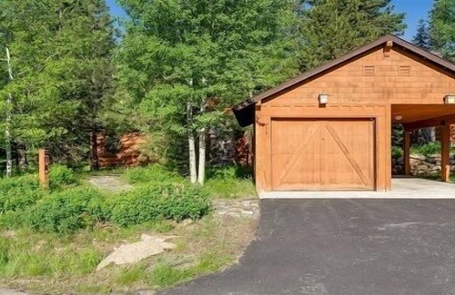 Tamarack Ski Chalet | Cozy Pet Friendly Cottage with POMA lift access | Vaulted Ceilings | Spectacular Mountain Views