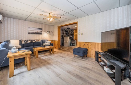 South Bruce Peninsula Cabin | Cozy Pet Friendly Getaway w/Fireplace