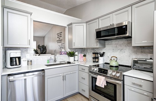 Westfield House | Cozy Pet Friendly Ranch 2 miles to Grand Park | Firepit, King Bed & Games!