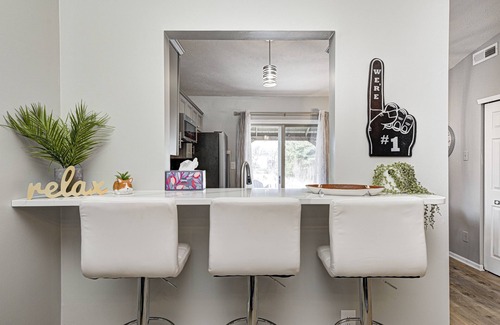 Westfield House | Cozy Pet Friendly Ranch 2 miles to Grand Park | Firepit, King Bed & Games!