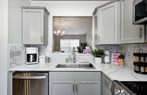 Westfield House | Cozy Pet Friendly Ranch 2 miles to Grand Park | Firepit, King Bed & Games!