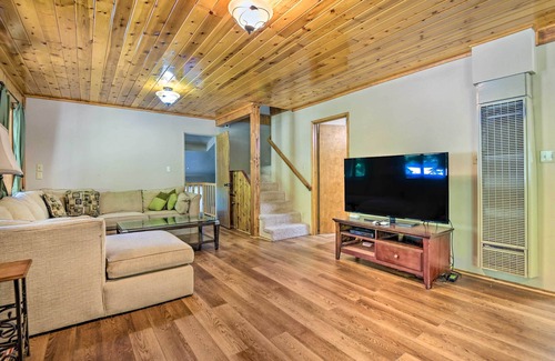Pine Mountain Club Cottage | Cozy Pine Mtn Club Home w/ Deck & Shared Pool