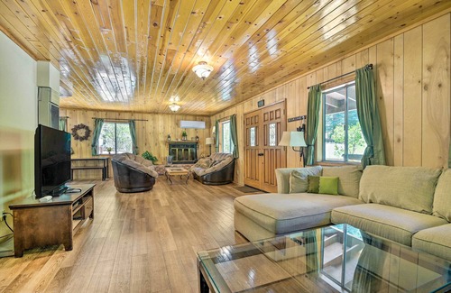 Pine Mountain Club Cottage | Cozy Pine Mtn Club Home w/ Deck & Shared Pool