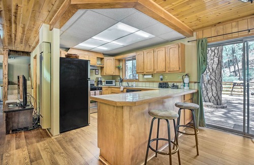 Pine Mountain Club Cottage | Cozy Pine Mtn Club Home w/ Deck & Shared Pool