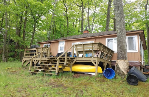 Muskoka Lakes House | Cozy Pine Waterfront Cottage, the lake is at your doorstep