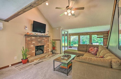 Albrightsville House | Cozy Poconos Cottage with Hot Tub Near Lake Harmony!