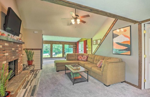 Albrightsville House | Cozy Poconos Cottage with Hot Tub Near Lake Harmony!