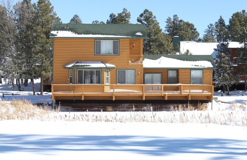 Pinetop-Lakeside Cabin | Cozy Pond-side Cabin