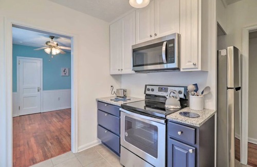 Lake Forest Cottage | Cozy pool house minutes to the Zoo!
