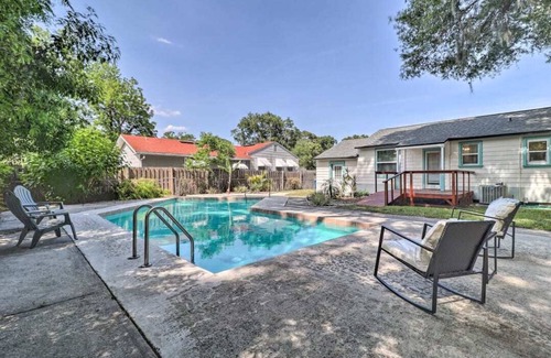 Lake Forest Cottage | Cozy pool house minutes to the Zoo!