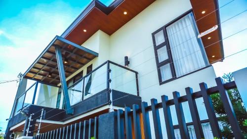 San Fernando House | Cozy Pool Villa near SM Pampanga and Sky Ranch Pampanga