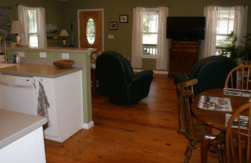 Port Royal Cottage | Cozy Port Royal Cottage, 2 miles from Parris Island Marine Base near Beaufort SC