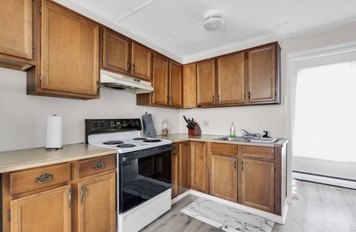 East Deering Apartment | Cozy Portland Apartment with parking and backyard!