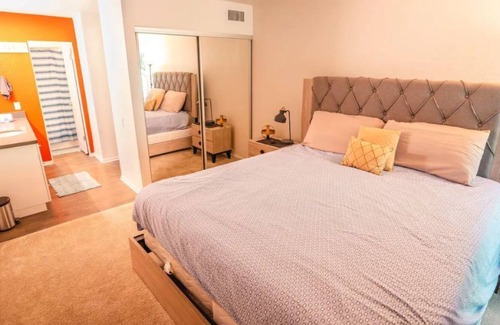 Downtown Apartment | Cozy Priv. 2BR-2BTH Cls to LA Attractions