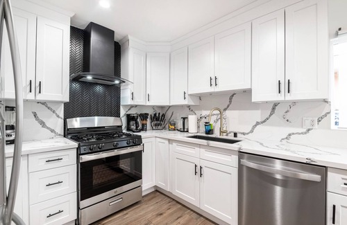 North Hills West House | Cozy Private 3 Bd House in North Hills w/backyard