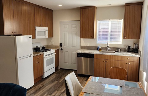 Winnetka House | Cozy Private Entrance Back House