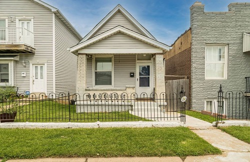 The Hill House | Cozy, Private home near St. Louis Zoo, Arch, Busch Stadium, and Forest Park