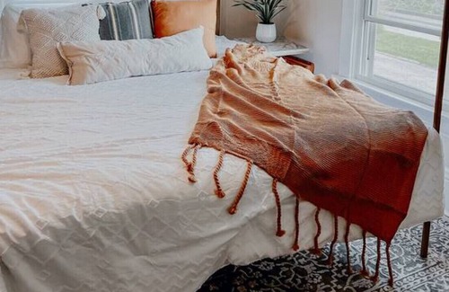 Kalamazoo House | Cozy private KING bed, close to downtown, airport, free parking