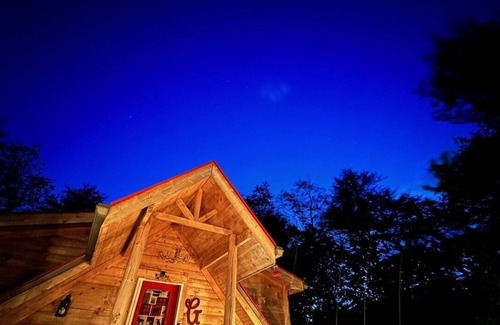 Spencer Cabin | Cozy private log cabin, pet-friendly, waterfall, trails & huge mountain views!