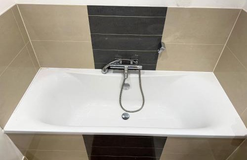 Colchester House | Cozy Private Room with Free Wi-Fi