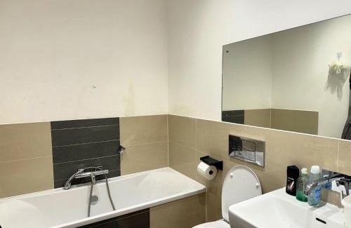 Colchester House | Cozy Private Room with Free Wi-Fi