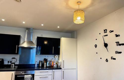 Colchester House | Cozy Private Room with Free Wi-Fi