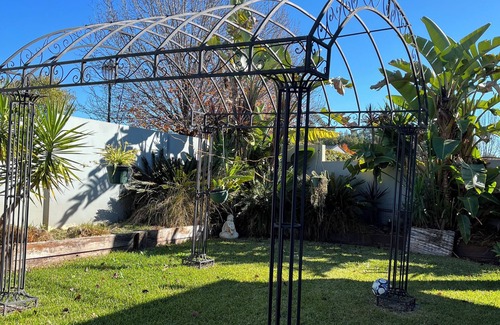 Dubbo House | Cozy Private Room with Secured Fenced Garden. Close to the Zoo. Pet Friendly!