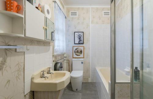 Carramar House | Cozy Private Single Room in Carramar - Nearby Station & Shops - Shared Bathroom
