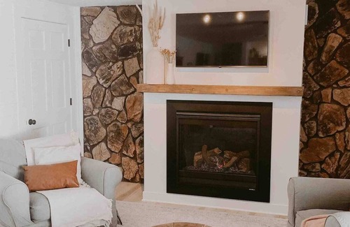 Hudson Apartment | Cozy private unit with hot tub, sauna, gas fireplace and jacuzzi