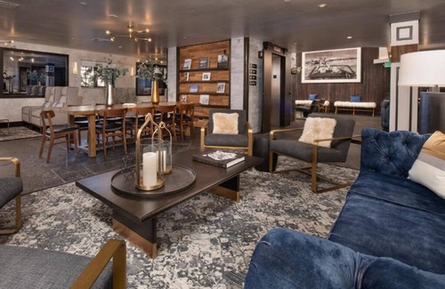 Vail Hotel | Cozy QQ room at Gravity Haus in the heart of Vail Village - walk to ski lifts!
