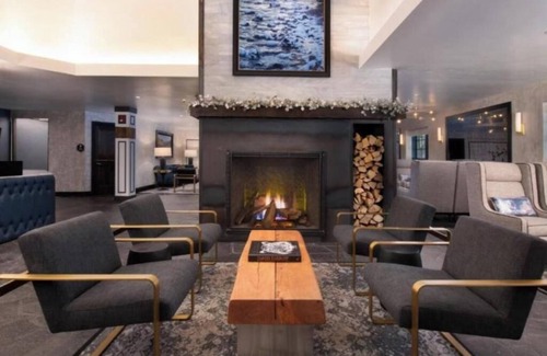 Vail Hotel | Cozy QQ room at Gravity Haus in the heart of Vail Village - walk to ski lifts!