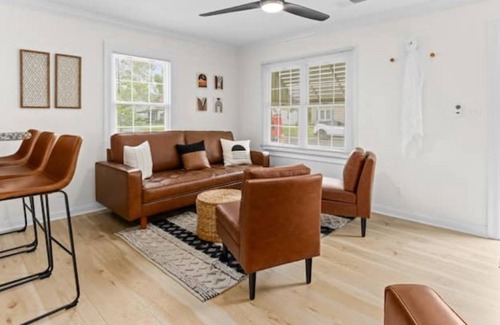 Peoria House | Cozy Quarters! Great Location!