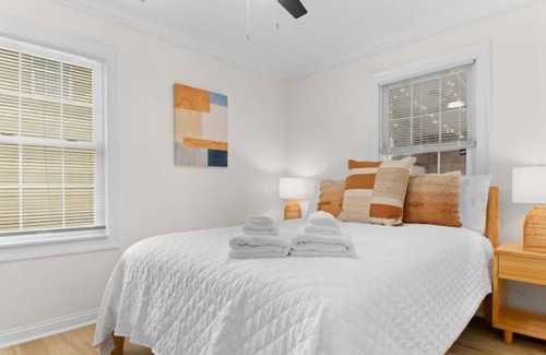 Peoria House | Cozy Quarters! Great Location!