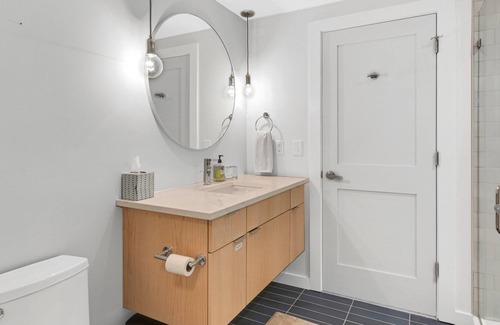 Central Business District Condo | Cozy Queen Loft In The Heart Of Downtown Cincinnati 1 Bedroom Condo by Redawning