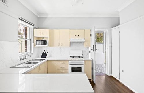 Narwee House | Cozy Queen Room in Narwee - Next to Stations & Shops - Shared Bathroom