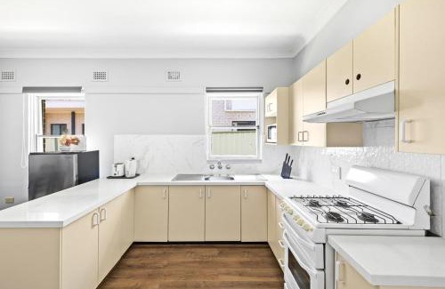 Narwee House | Cozy Queen Room in Narwee - Next to Stations & Shops - Shared Bathroom