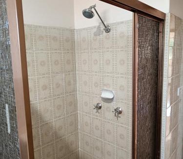 Merrylands House | Cozy Queen Room in Spacious Merrylands Home - M4