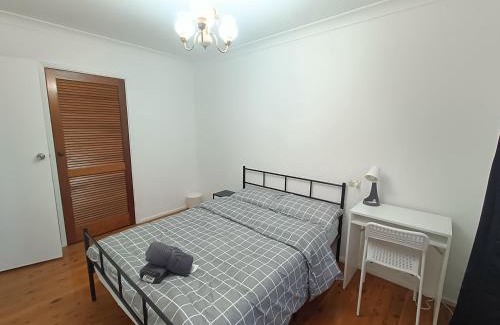 Carlingford House | Cozy Queen Room - Spacious House - Convenient Location - NC5