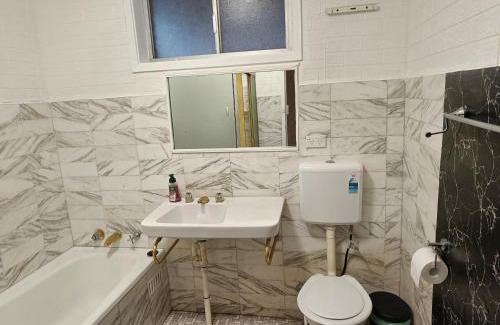 Carlingford House | Cozy Queen Room - Spacious House - Convenient Location - NC5