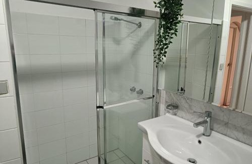 Carlingford House | Cozy Queen Room - Spacious House - Convenient Location - NC5